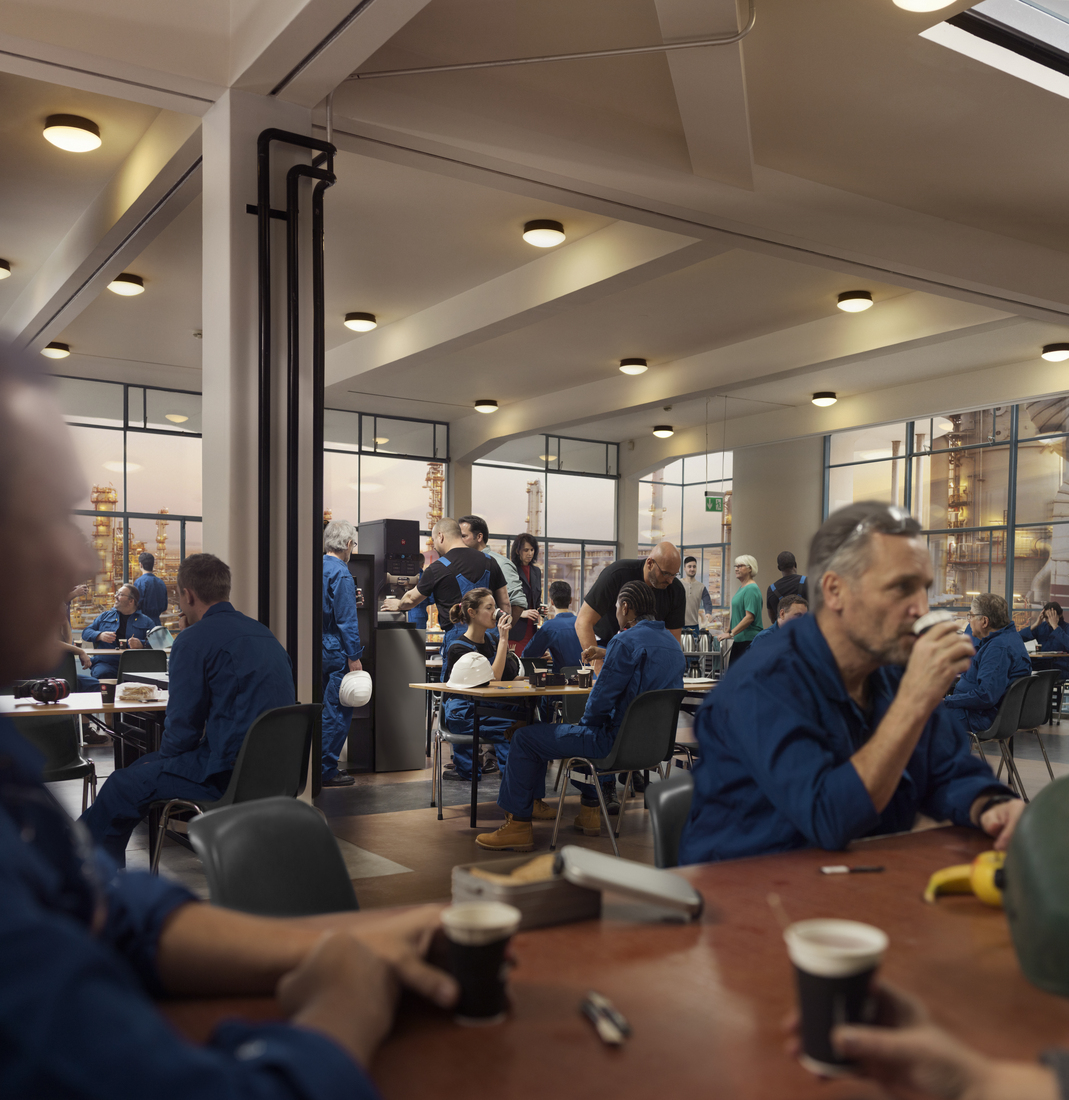 medewerkers van een fabriek drinken koffie in de kantine