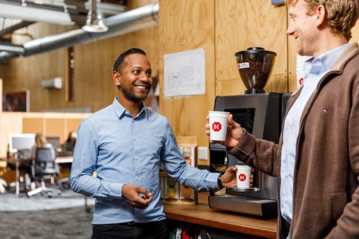 collega's drinken samen koffie