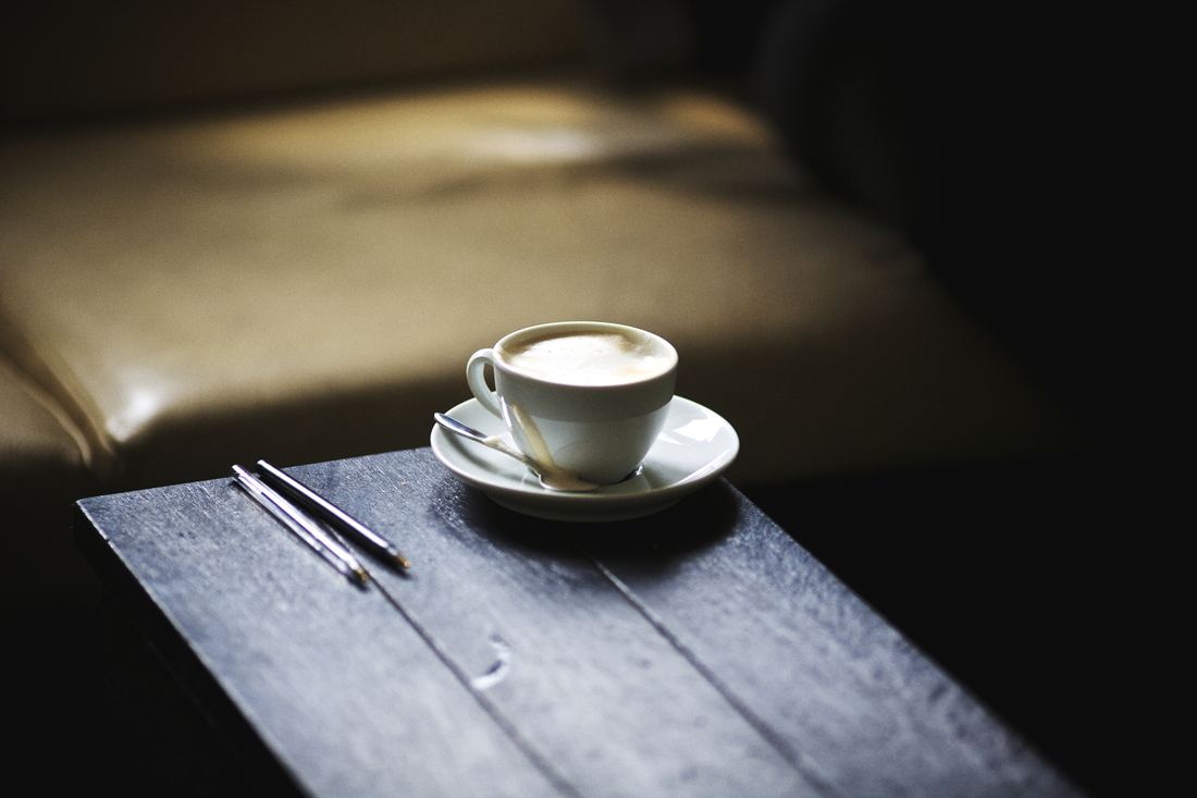 Een kopje espresso macchiato