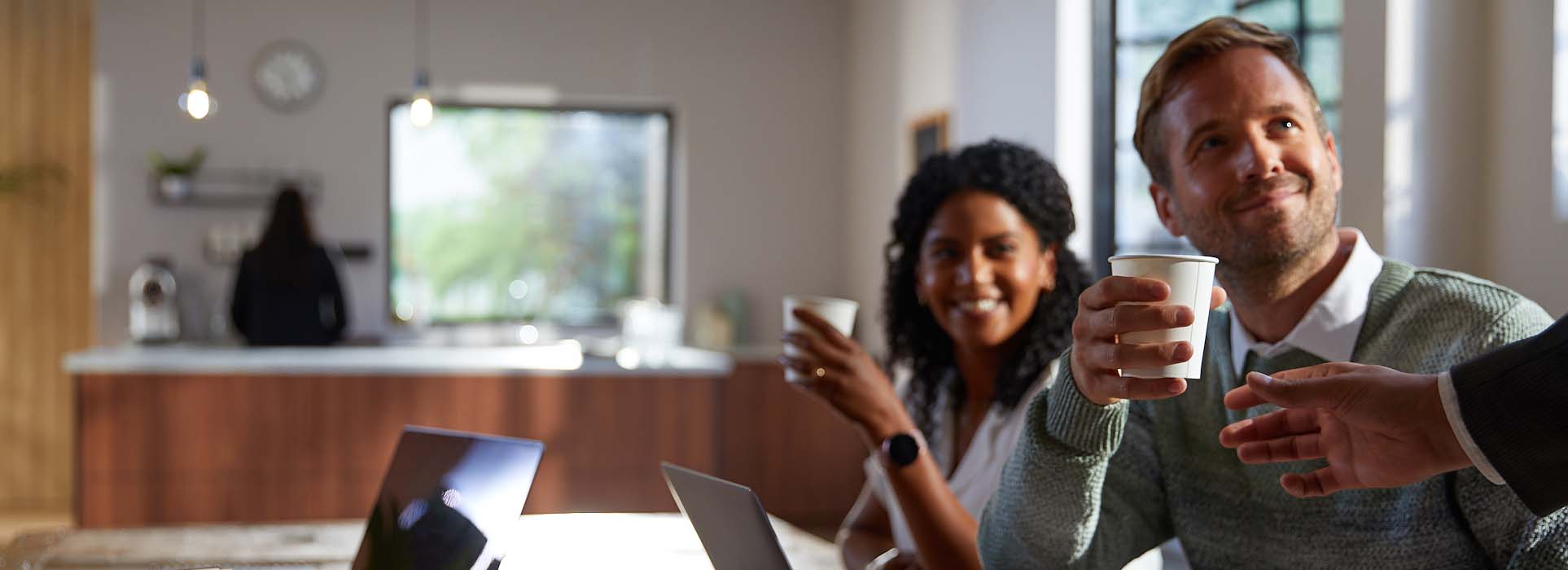 collega's drinken koffie